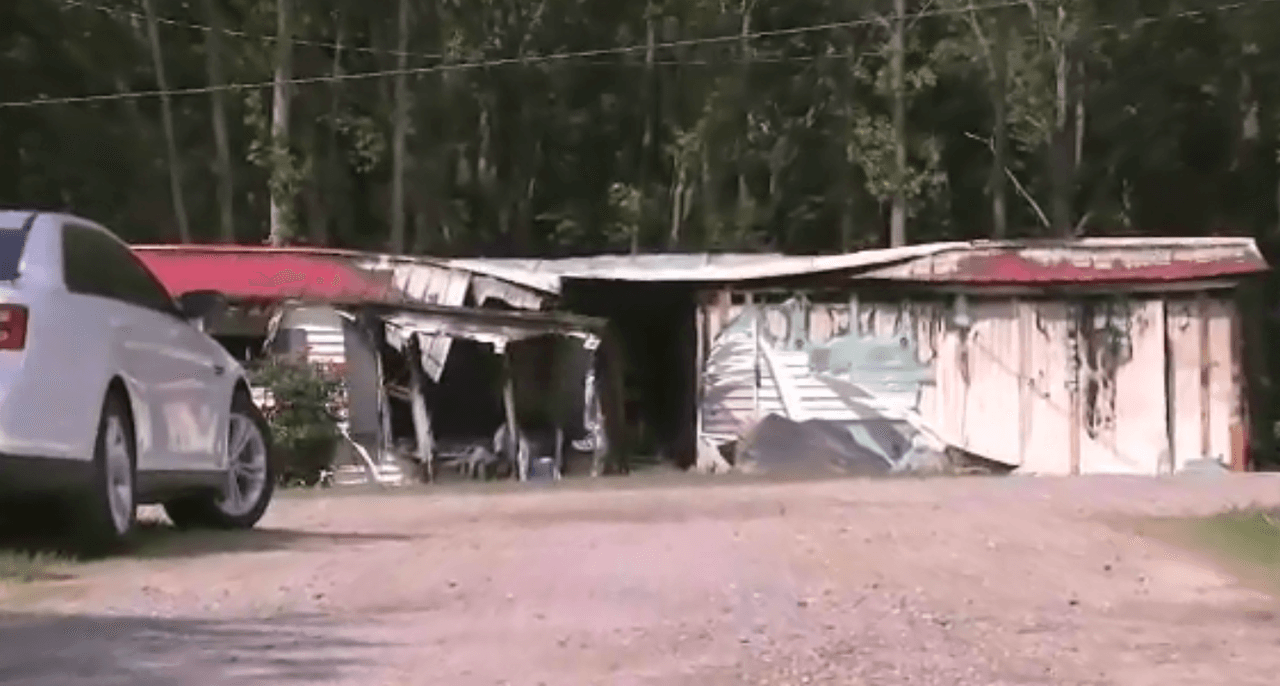 Destruida por las llamas casa móvil en el Condado de Alexander