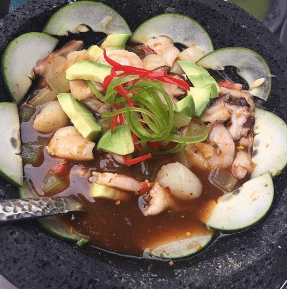 Este ceviche mixto en molcajete es una de las delicias que pudo disfrutar Karla.