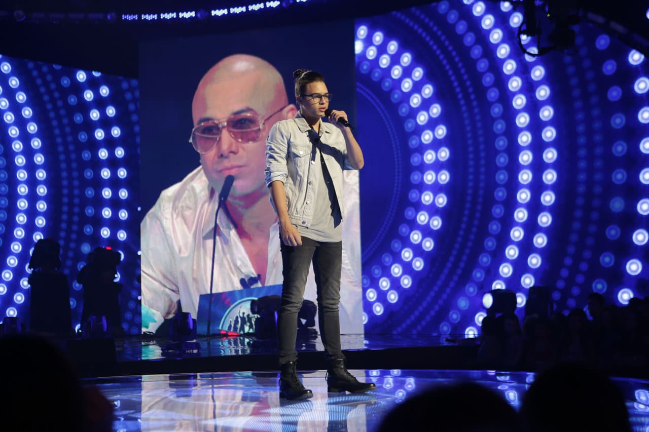 Su flow 
<a href="http://www.univision.com/shows/la-banda/el-flow-de-brian-cantando-nunca-me-olvides-enloquecio-a-las-chicas-video">cantando “Nunca me olvides” enloqueció a las chicas</a>