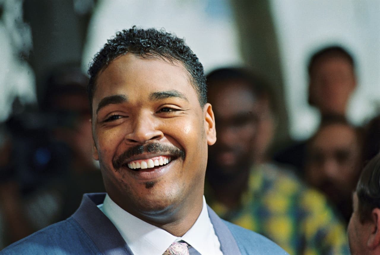 Rodney King, cuya golpiza policiaca desató la violencia en las calles, expresó ante las cámaras la famosa frase “¿Nos podemos llevar bien?” tratando de detener los disturbios.