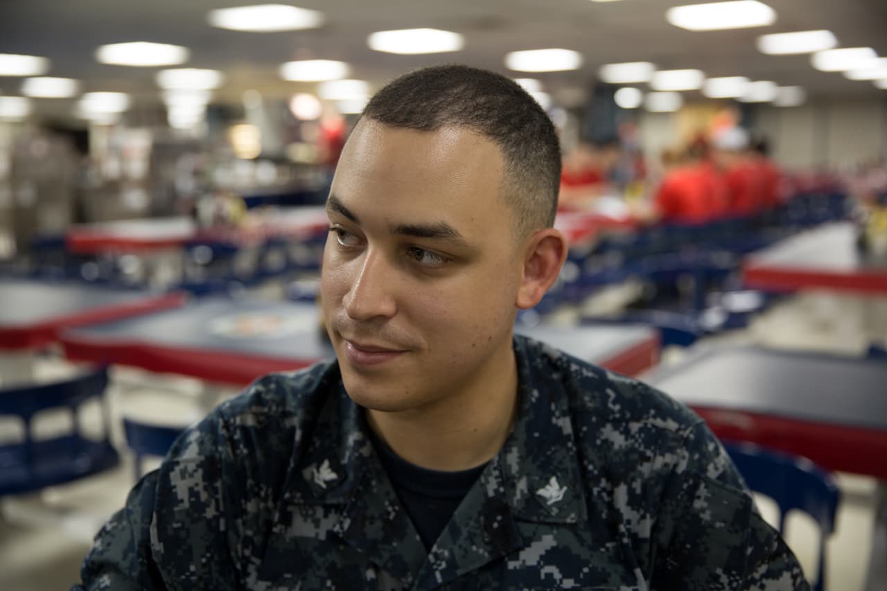 <b>José Reyes Bermúdez es un puertorriqueño</b> de 26 años que se postuló sin dudarlo en esta misión para volver a su isla. Mientras atendía a sus pacientes este miércoles escuchó su nombre en los parlantes: "Un familiar lo está buscando". Cuando llegó a la entrada de seguridad, en la calle, vio a su madre ahí esperándolo. Esa fue la primera vez que escucha de ella después del huracán. Cuenta que se siente feliz porque incluso pudieron almorzar juntos.