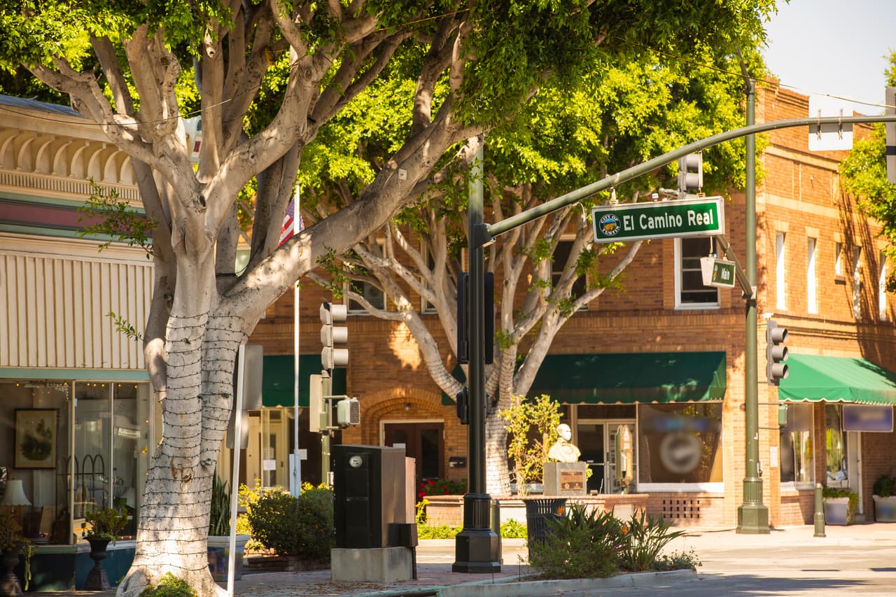 <h3 class="cms-H3-H3">12. Tustin</h3>
<br>
<br>Esta ciudad está situada entre las principales ciudades del Condado de Orange de Orange, Irvine y Santa Ana, por lo que los locales tienen fácil acceso a una variedad de oportunidades laborales, escolares y de entretenimiento en las áreas cercanas. Cuenta con dos restaurantes calificados con dos estrellas Michelin respectivamente. Las familias se benefician de un hermoso paisaje, museos, galerías y otras comodidades, incluidas múltiples escuelas especializadas de calidad. 
<br>
<br>🏡 
<b>Estado: </b>California
<br>
<br>🏡 
<b>Condado: </b>Orange
<br>
<br>🏡 
<b>Población: </b>84,021