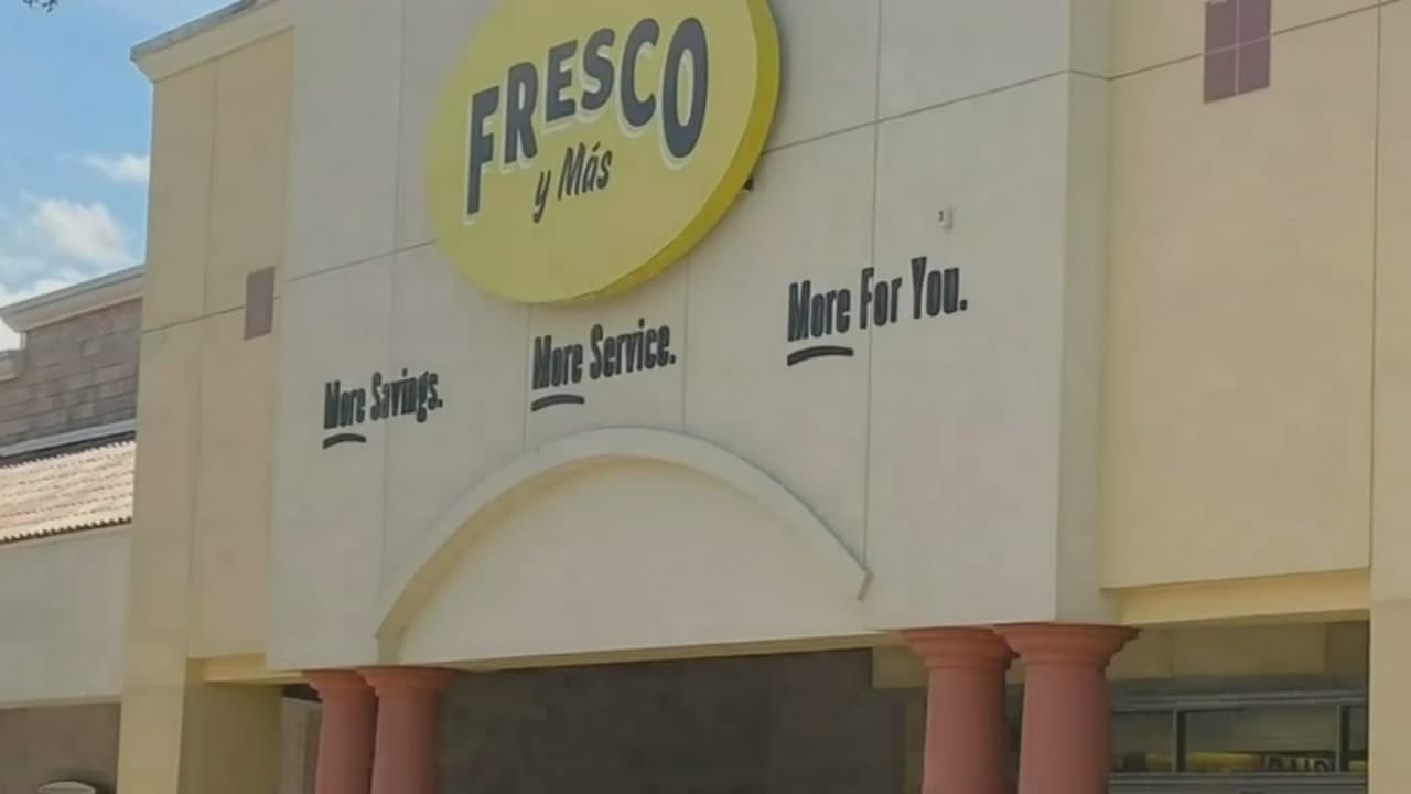 Comienzan a vacunar contra el coronavirus en tiendas Fresco y Más de Miami-Dade 