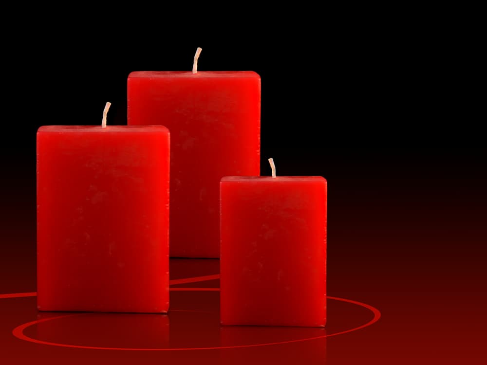 Para este ritual básico de amor, necesitas tres velas rojas, las imprescindibles para derrochar romance en estos hechizos.