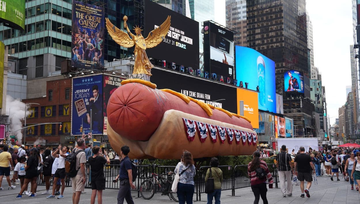 El “antojito” más grande de Nueva York: un hot dog gigante llega a Times Square