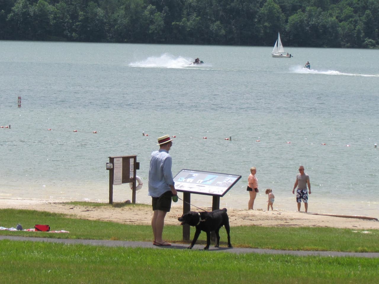 <b>Disfruten de las "playas"</b>. Pensilvania no tiene salida al mar, pero eso no significa que no tenga algunas playas increíbles. Con numerosos lagos y embalses se tiene acceso al agua de una manera única, especialmente en las 11 playas a lo largo del lago Erie en el Parque Estatal Presque Isle.