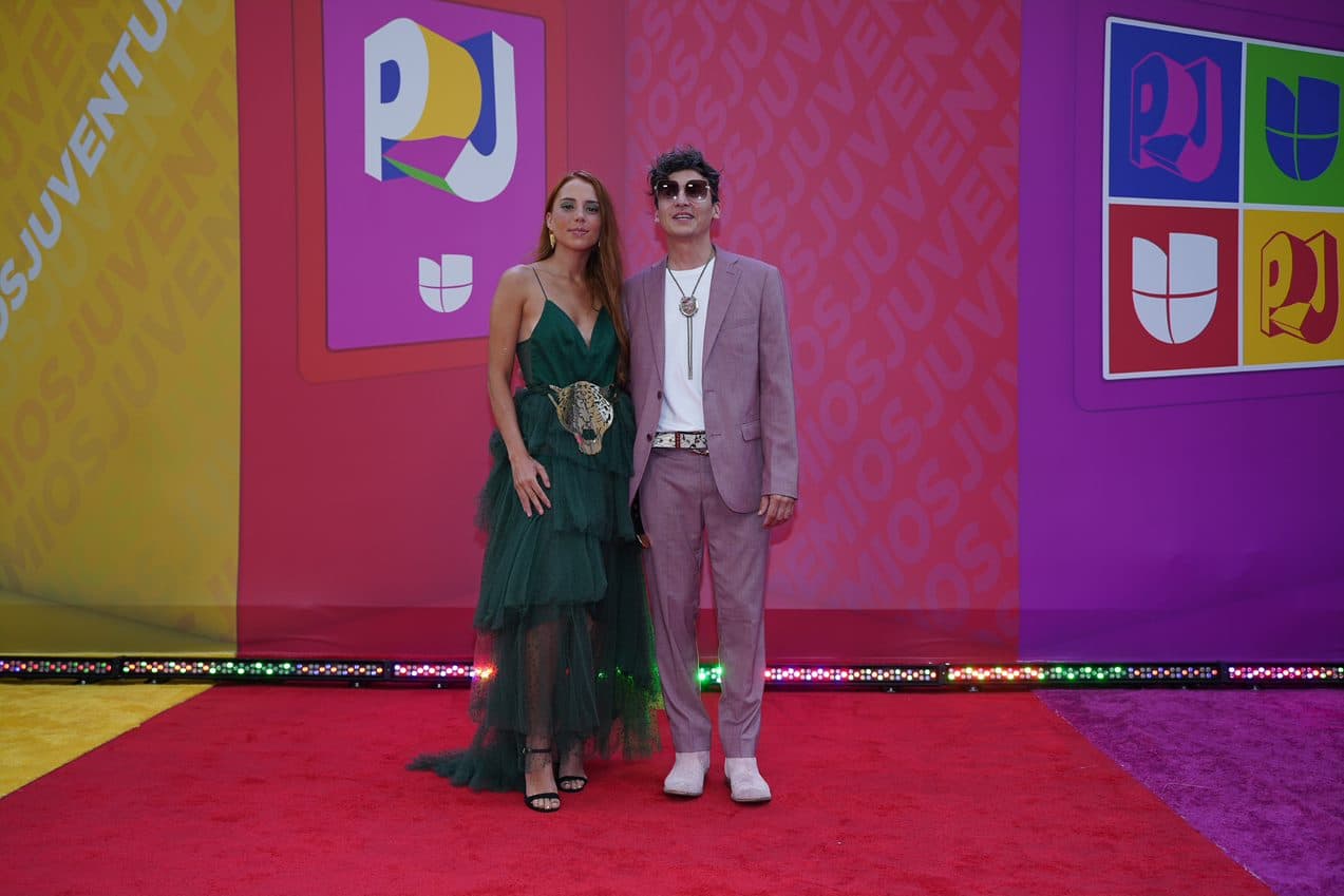 Majo Aguilar eligió un vestido verde con transparencias.