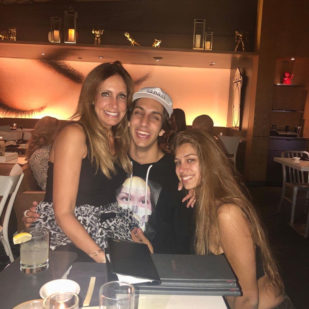 La Flaca ha compartido en diversas ocasiones que 
<b><a href="https://www.univision.com/shows/el-gordo-y-la-flaca/lili-estefan-los-trajo-al-mundo-y-el-amor-los-unio-ahora-lina-y-lorenzo-enfrentan-la-prueba-de-la-separacion-fotos">extraña mucho</a></b> a Lorenzo tras dejar el hogar para irse a Los Ángeles a estudiar en la universidad, un momento que se acerca para Lina.