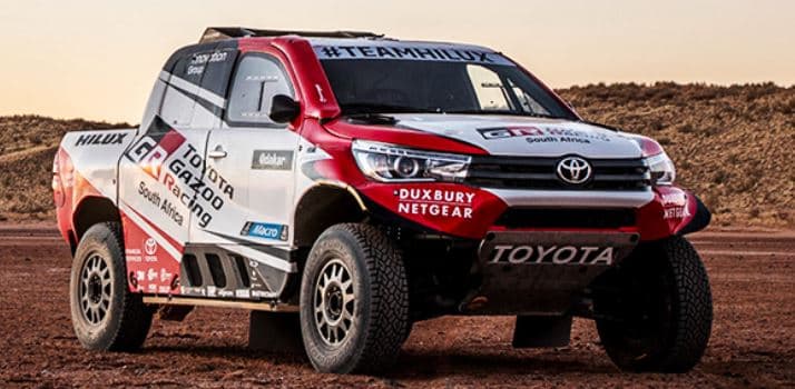 Toyota lleva años intentando ganar el rally. Para eso se ha asociado con
<b> el equipo Gazoo Racing</b> (con quien corre la Baja 1000). Este año su Toyota Hilux se perfila como un gran rival frente a los Peugeot 3008DKR, Llega con mejores suspensiones, menor peso y motor V8. El piloto estrella del equipo será Nasser Al-Attiyah, todo un experto en estas competencias y ganador del Dakar en 2011 y 2015.
<br>