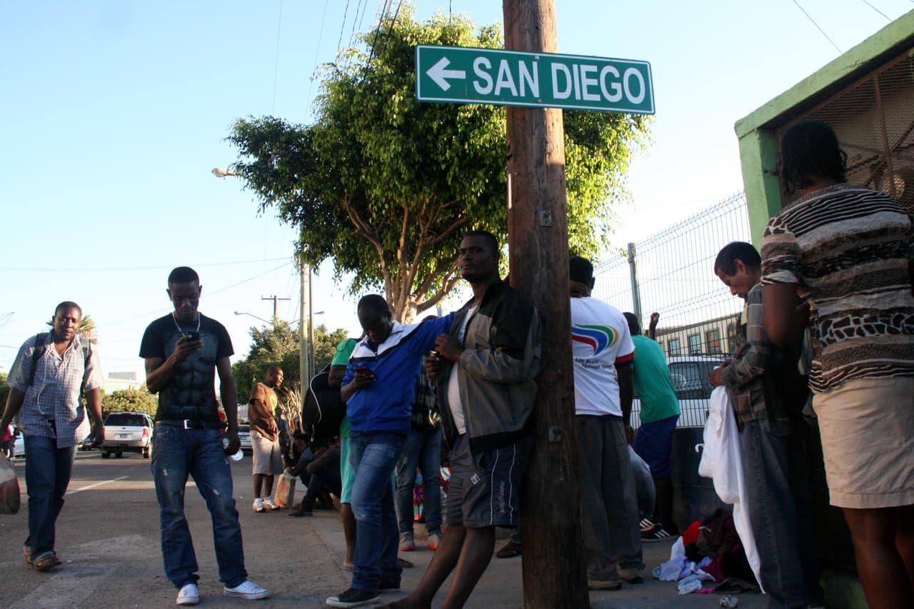 Cientos de haitianos se reúnen en el centro de Tijuana. Los inmigrantes lamentan las quejas de los comerciantes de la zona por su presencia y el acoso de la policía.