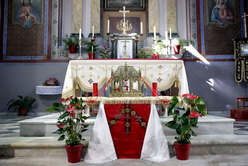 Reliquias de San Valentín pueden encontrarse por todas partes del mundo. Hay un cráneo que supuestamente era del religioso que tienen en la Basílica de Santa María en Roma. En 1836 se encontraron más restos en las catacumbas de Santa Hipólita en Tiburtina y otras más residen en Polonia, Irlanda, Malta, Irlanda y Escocia.