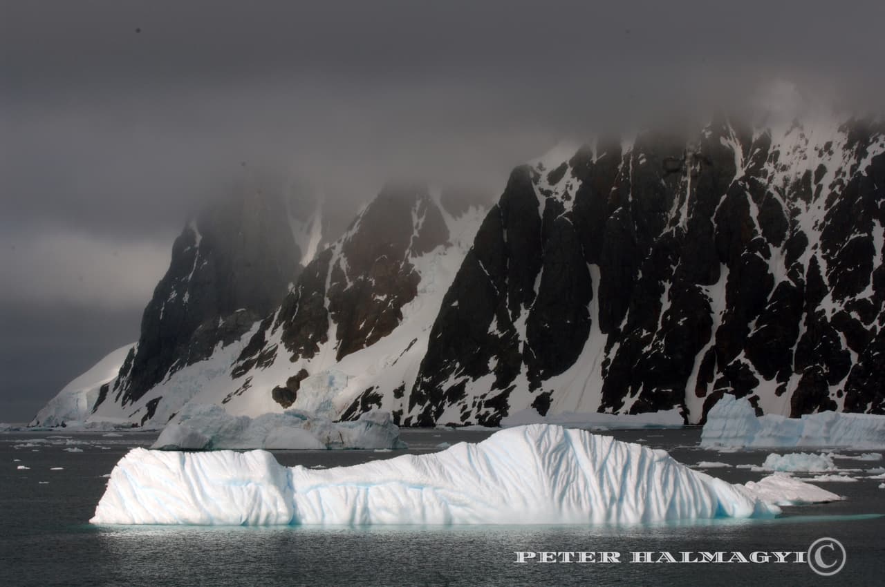 El punto más frío del planeta se encuentra en el lado Este de la meseta Antártica. Allí, las temperaturas pueden bajar hasta -133.6 grados Fahrenheit (-92 grados Celsius) en una noche despejada. El dato fue captado por una misión de NASA junto al Servicio Geológico de Estados Unidos (USGS) en el año 2013.