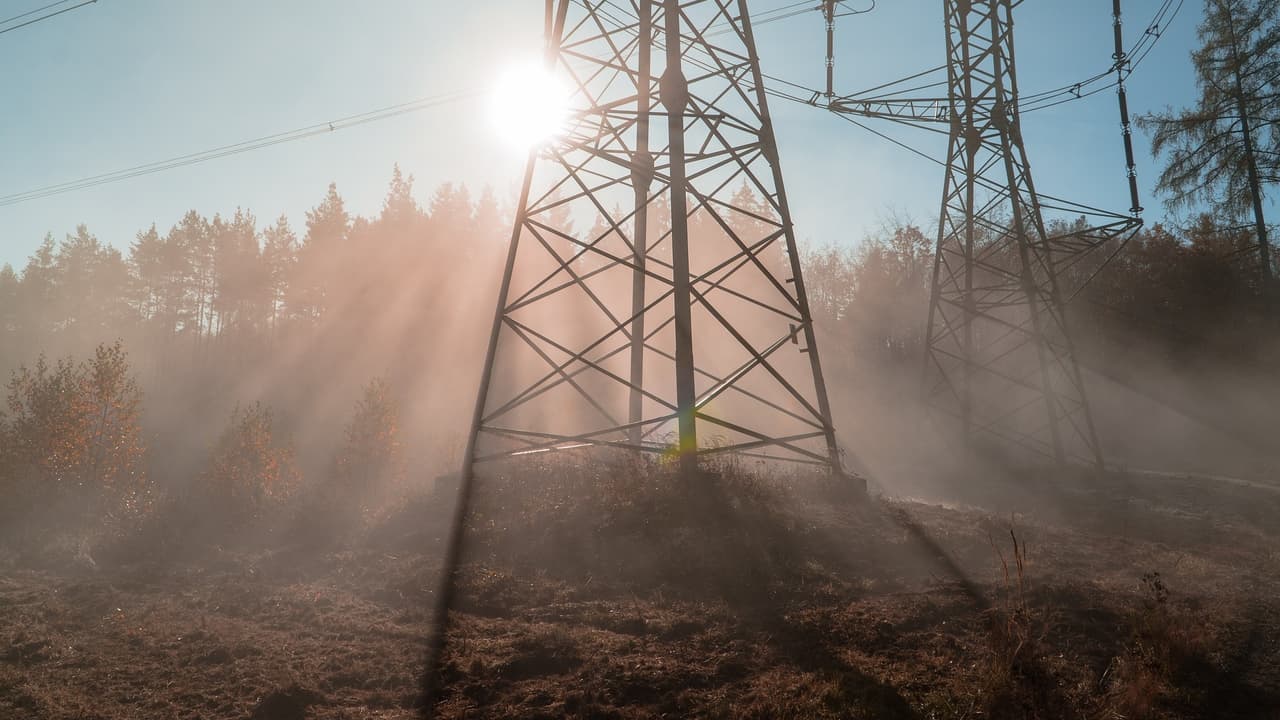 Adolescente salta de una torre en Sylmar y cae fuera del cojín de rescate, sufriendo heridas graves