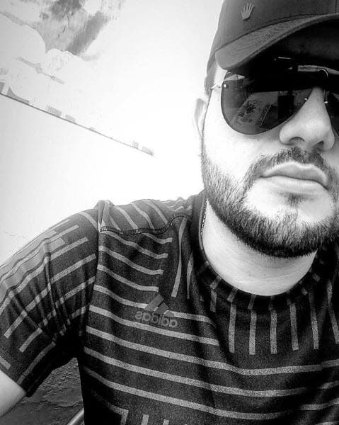 El cantante de regional mexicano viajaba a bordo de un auto marca Nissan modelo Altima cuando otro vehículo no respetó la luz roja del semáforo, lo que obligó a que Jorge lo esquivara, estrellándose contra una palmera.