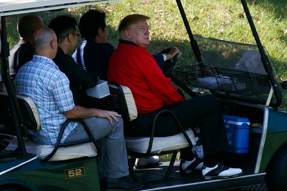 El presidente Trump recibió este domingo una cálida bienvenida a su llegada al Club de Campo de Mobara, al sur de Tokio, para una ronda de golf con el mandatario japonés, Shinzo Abe. Era la quinta vez que jugaban juntos.