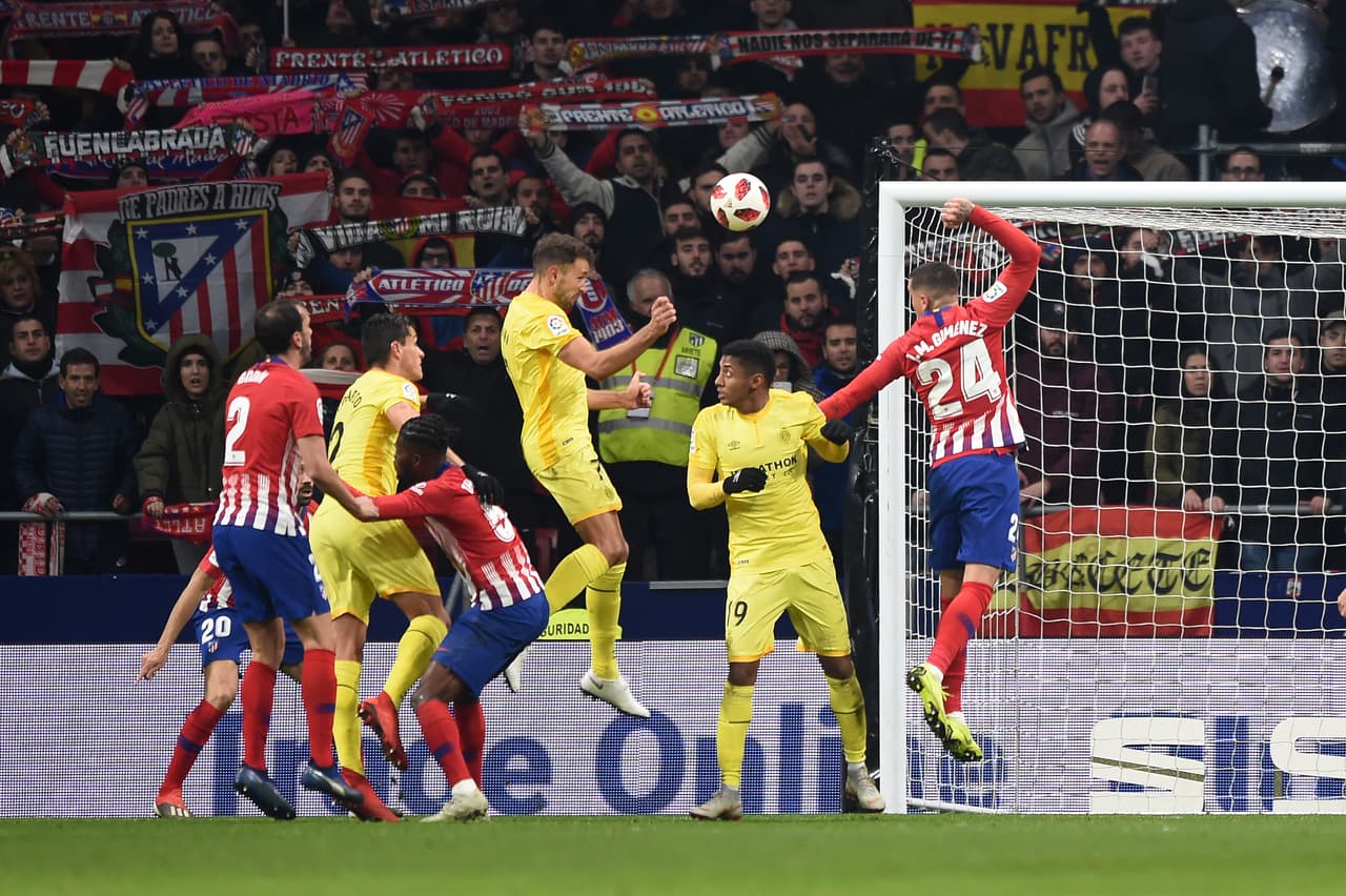 La situación empeoró para los dirigidos por Diego Simeone cuando el uruguayo Christian Stuani le ganó a los marcadores y conectó de cabeza para poner el 2-1 a favor de la visita.