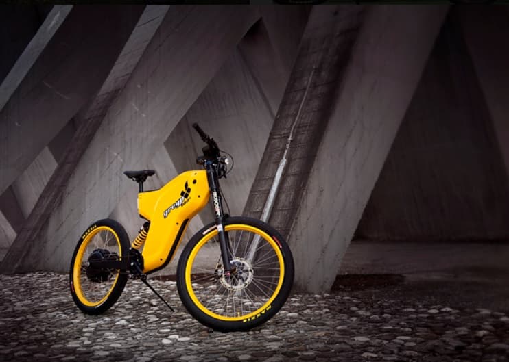 <b>Rimac Automobili</b> la misma compañía que desarrolló el automóvil eléctrico
<b>Concept_One</b>, capaz de acelerar más rápido que un Ferrari LaFerrari, es la creadora de esta bicicleta eléctrica que también puede ser también utilizada como una sileciosa moto. La Greyp 12S incluso usa en sus cobertores la misma fibra de carbono que encontramos en el Concept_One. La Greyp 125 cuenta un aproximado de 7,000 dólares en el mercado europeo.