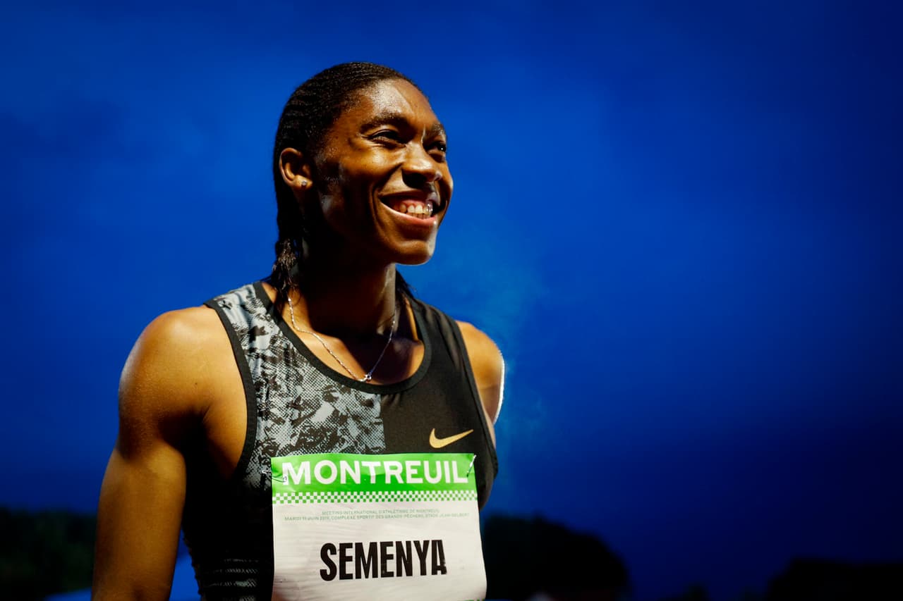Caster Semenya es una de las deportistas intersexuales más populares. De origen sudafricano, la atleta nació con hiperandrogenismo, de acuerdo con lo destacado por ‘La vanguardia’, una condición que aumenta los andrógenos en el cuerpo.