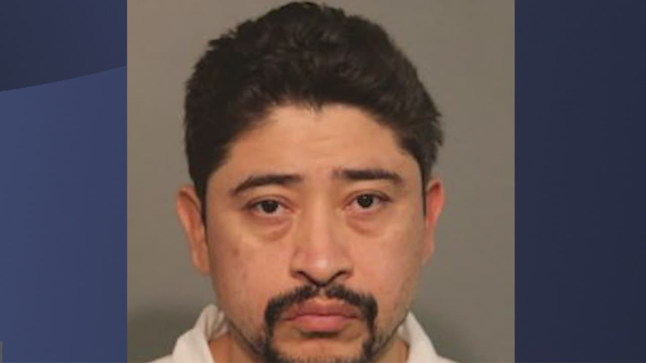 Papá hispano que habría apuñalado letalmente a su hijo, enfrenta cargos en Chicago