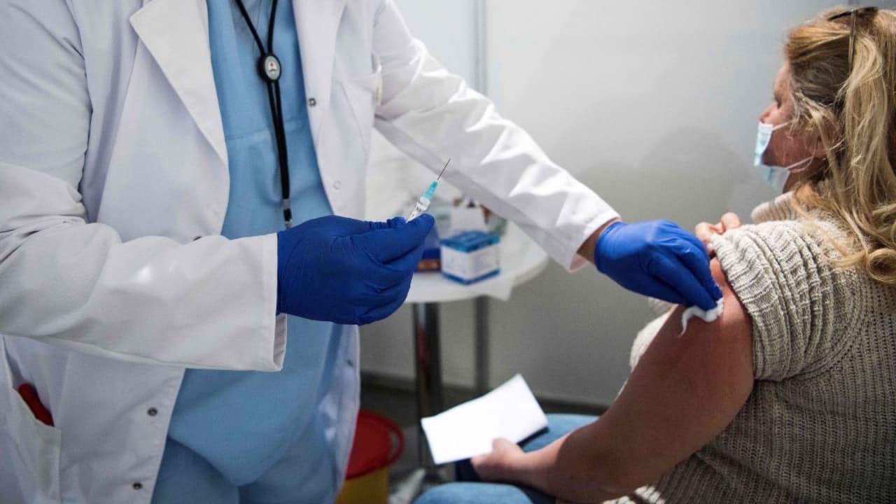 Adolescentes de 16 años y mayores podrán vacunarse contra el coronavirus, sin tener cita programada en Dallas 