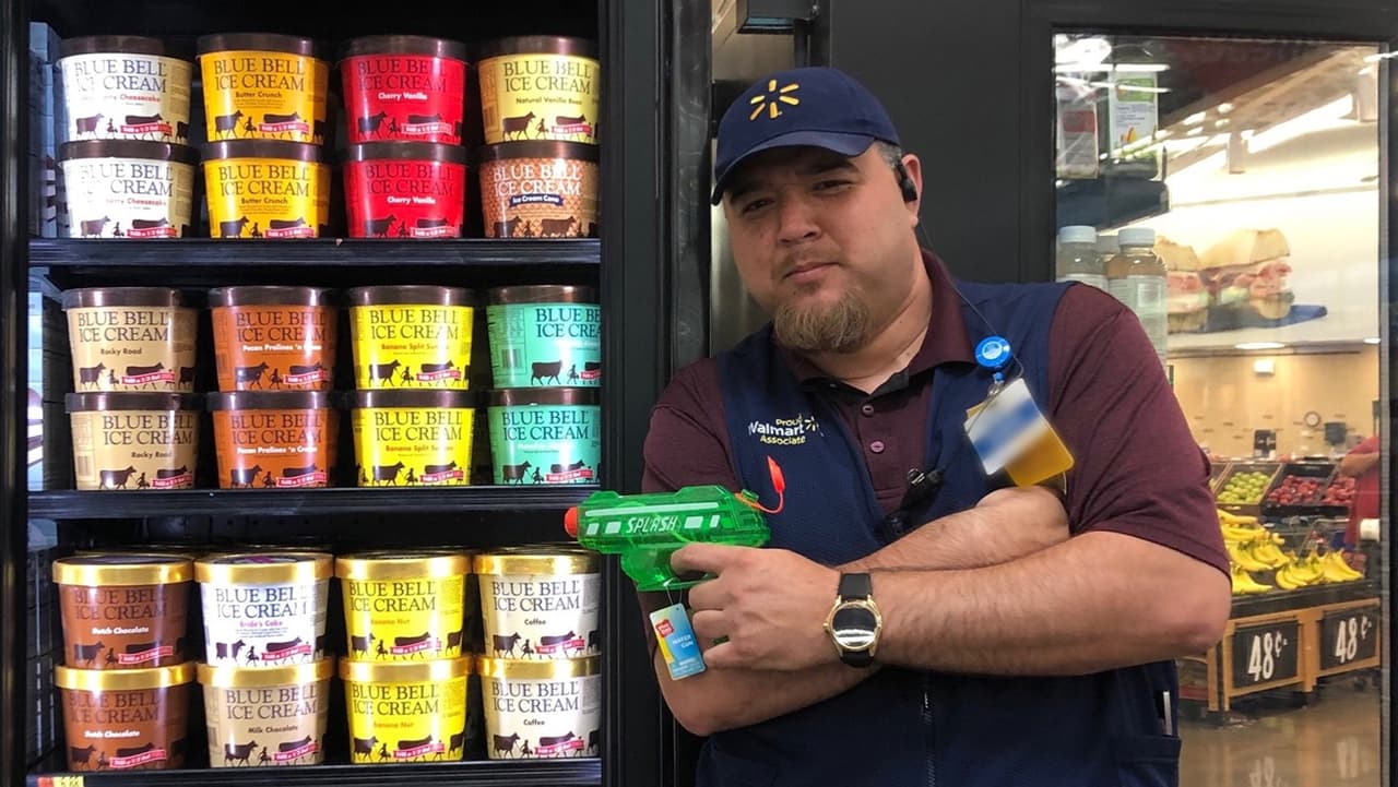 Un Walmart en Texas tiene un guardia “armado” vigilando el congelador de helados Blue Bell