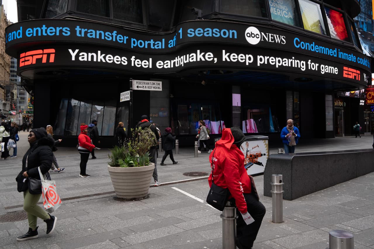 En los alrededores de Times Square se desplegaron avisos sobre el sismo, que ocurrió horas antes del primer juego de los Yankees en la ciudad en esta temporada de Grandes Ligas.