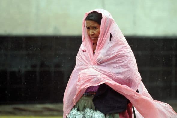 Rosales dijo que el mayor peligro con las precipitaciones que continuarán sábado y domingo es para regiones bajas del sur, oriente, centro, norte y occidente del país.