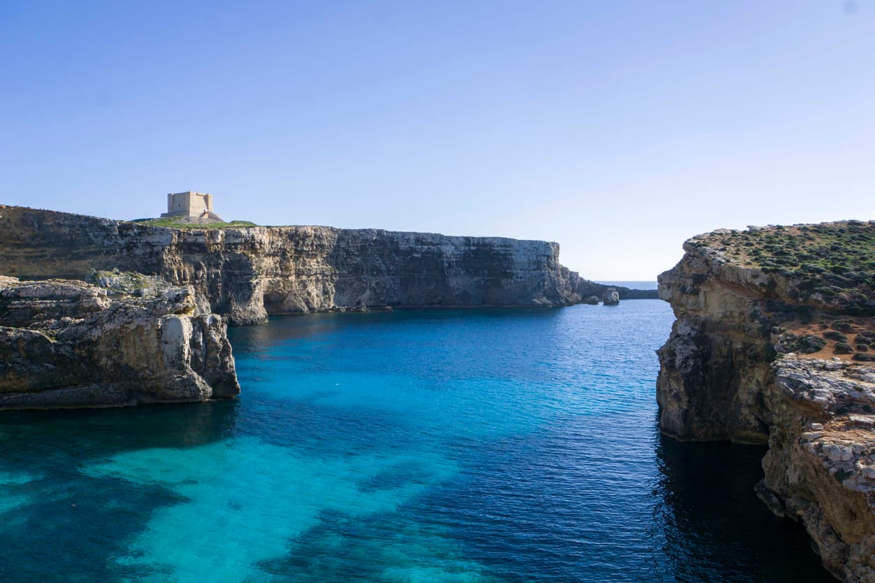 La Torre de Saint Mary. La isla de Comino ha estado habitada desde la época del Imperio Romano, detalla el sitio oficial de turismo de Malta. En el siglo XVII, la isla sirvió como lugar de encarcelamiento o exilio. La torre quedó abandonada en el siglo XIX, aunque volvió a estar activa en las dos Guerras Mundiales.
