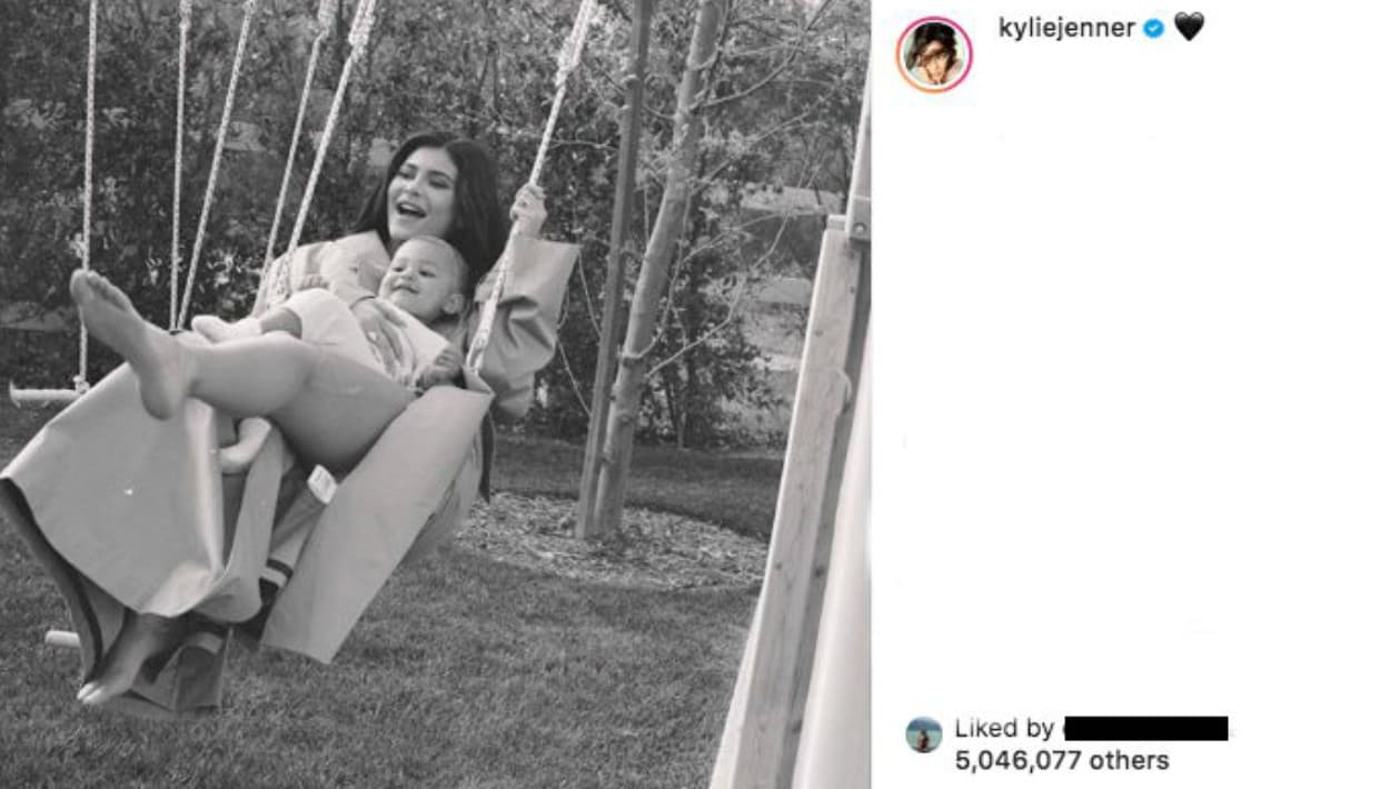Y este domingo, durante su segunda celebración del Día de las Madres, Kylie Jenner dio la impresión de haber amanecido feliz, junto a su única hija, la pequeña Stormi Webster. La hermana menor de Kim Kardashian compartió en Instagram varias imágenes suyas con su tesoro de un año.
