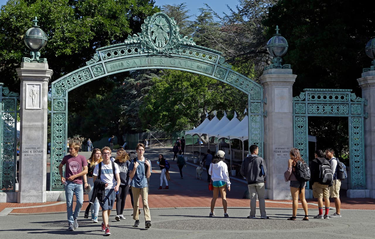 Funcionarios escolares de la Universidad de Berkeley anunciaron que a partir de este martes se llevarán a cabo varias acciones en el campus para mitigar la posible transmisión del virus que permanecerán vigentes hasta el 29 de marzo.
<br>