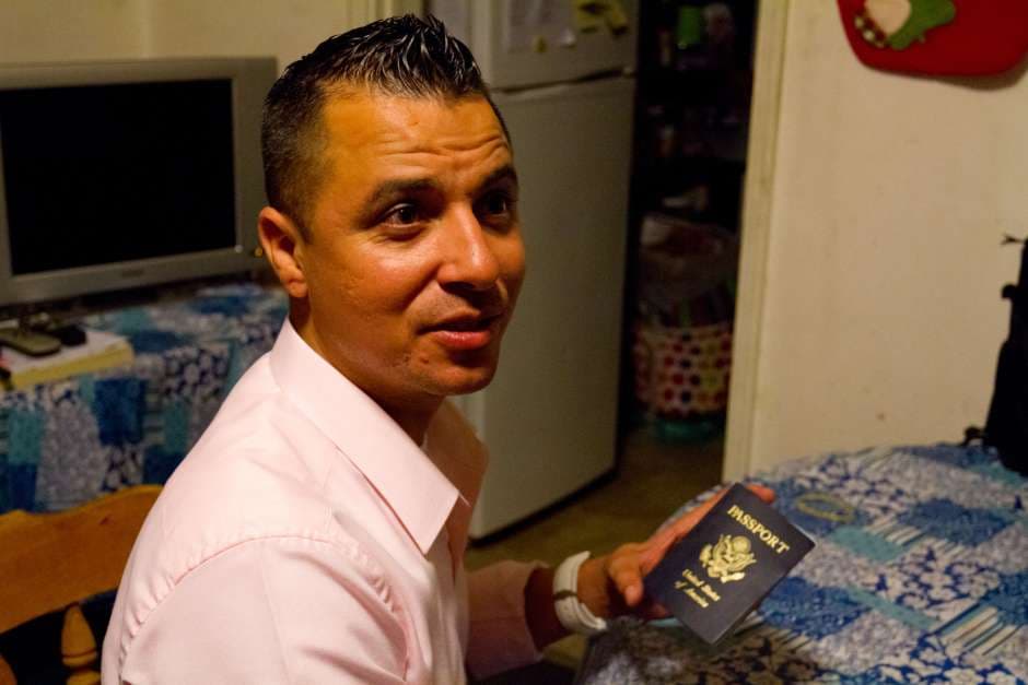 Ciudadano estadounidense que deportaron encadenado por error presenta demanda millonaria