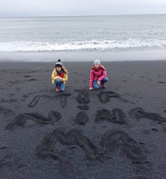 "Playa de arena negra... Rodeada por los fiordos, glaciares, lagos y montañas verdes... No me alcanzan las palabras para describirlo", es parte del texto que acompaña la imagen.