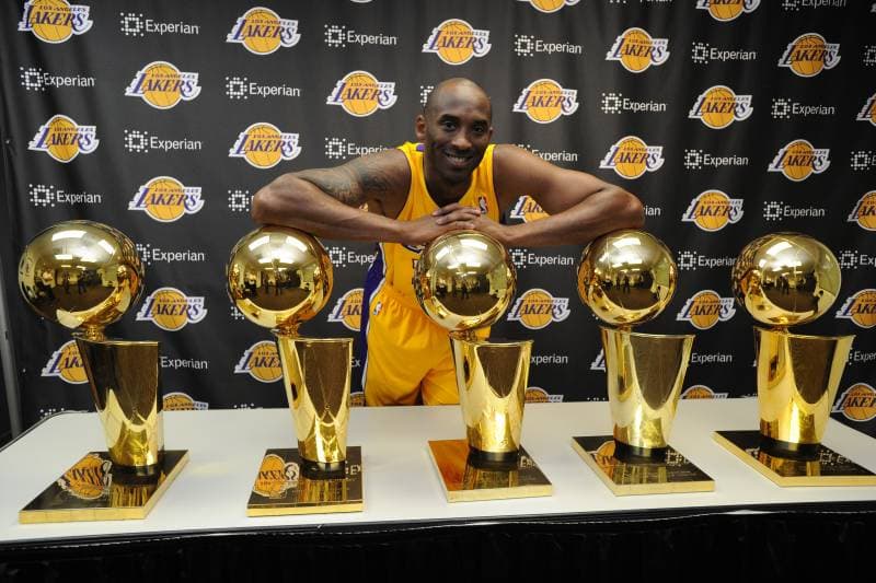 Kobe ha sido el primer jugador en desarrollar un nivel de lealtad en la NBA con los Lakers, tanto así que que logró cinco campeonatos con ellos y completando 20 temporadas sin transferencias.