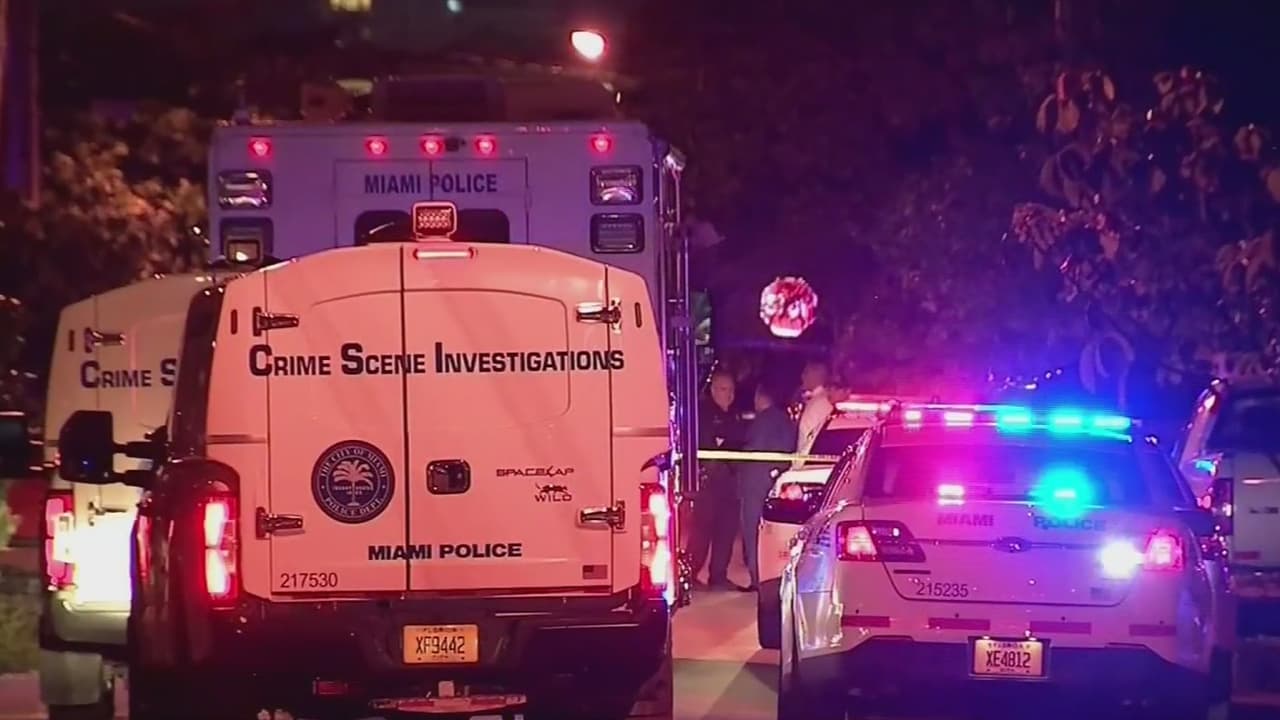 Policía investiga la muerte de dos personas por impactos de bala dentro de un vehículo en Allapattah 