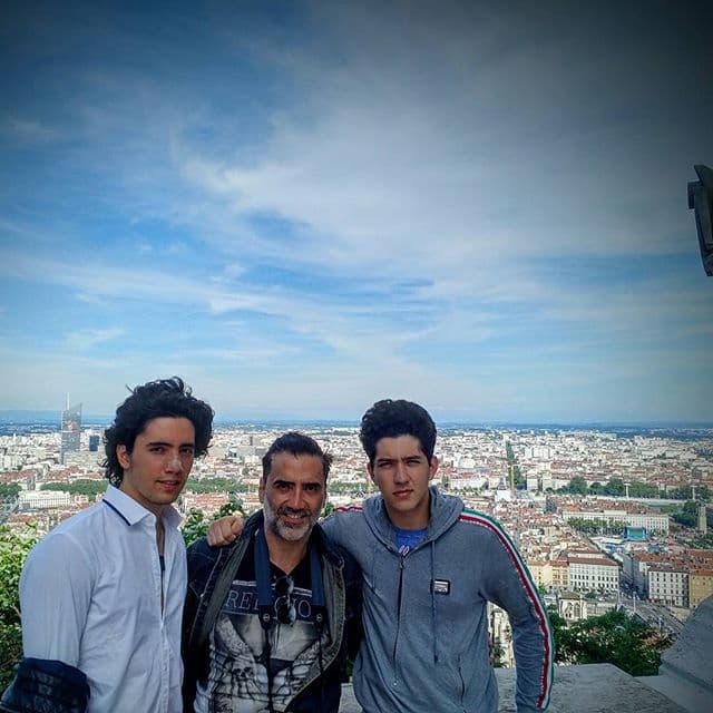 Aquí cuando viajó a Europa al lado de sus dos hijos varones: Alejandro y Emiliano.