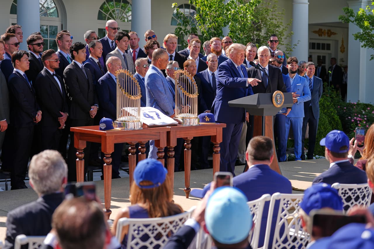 El utility puertorriqueño Kiké Hernández decidió no asistir al evento presidencial. Su ausencia resonó fuertemente debido a su historial de declaraciones públicas condenando el impacto de los operativos migratorios sobre la comunidad latina; sin embargo, declaró que no asistió por tener otros compromisos, pero que de no haberlos tenido, tampoco habría asistido.