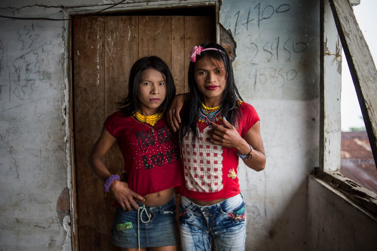 Elsa y Eliana, vestidas y listas para salir despues de la cosecha.