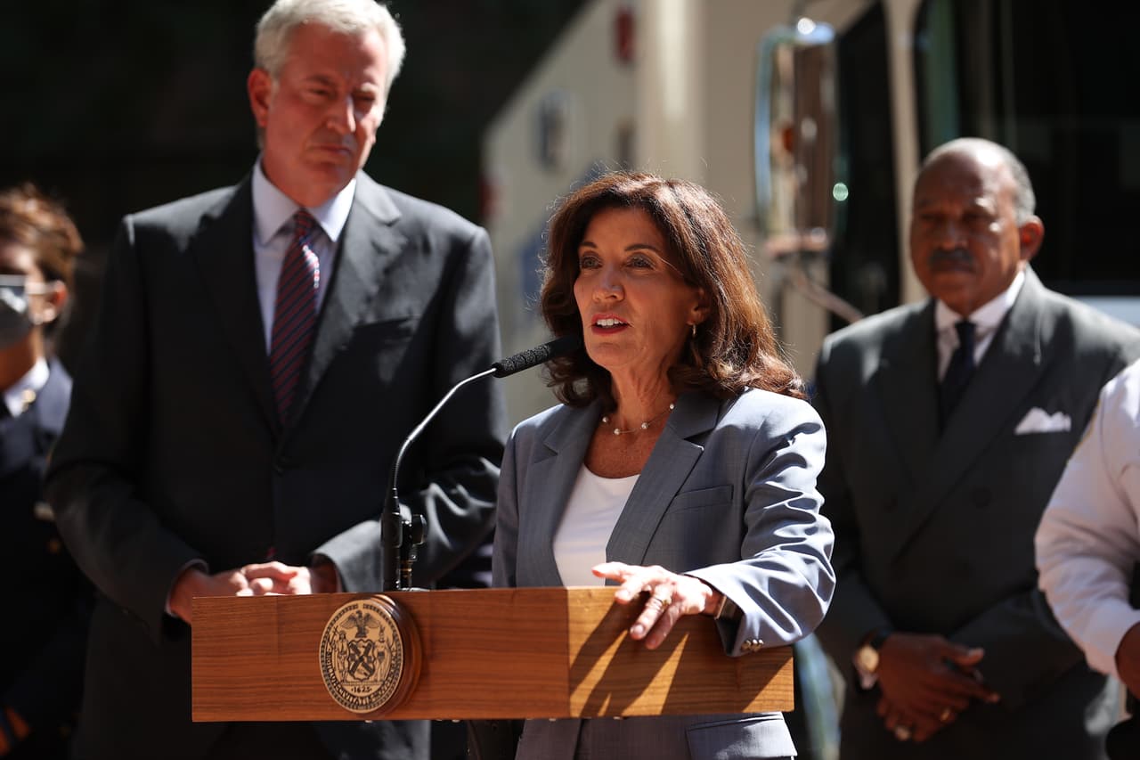 Kathy Hochul firmará ley de reforma de libertad condicional en medio de la crisis en Rikers Island: informe