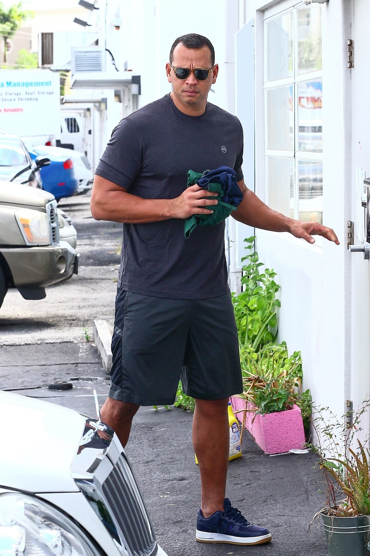 Su compañero, Álex Rodríguez, fue quien manejó hasta el lugar, al que llegó con cara de pocos amigos.