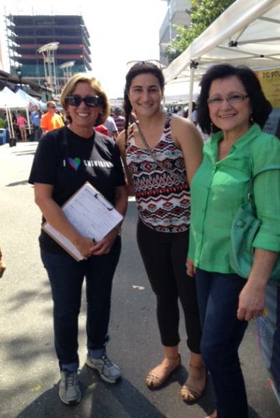 Cientos de personas asistieron a la 21º Fiesta del Pueblo este domingo en el centro de Raleigh. Grandes y pequeños pudieron disfrutar junto a Univision 40 de un ambiente lleno de juegos, antojitos, productos y mucho entretenimiento.