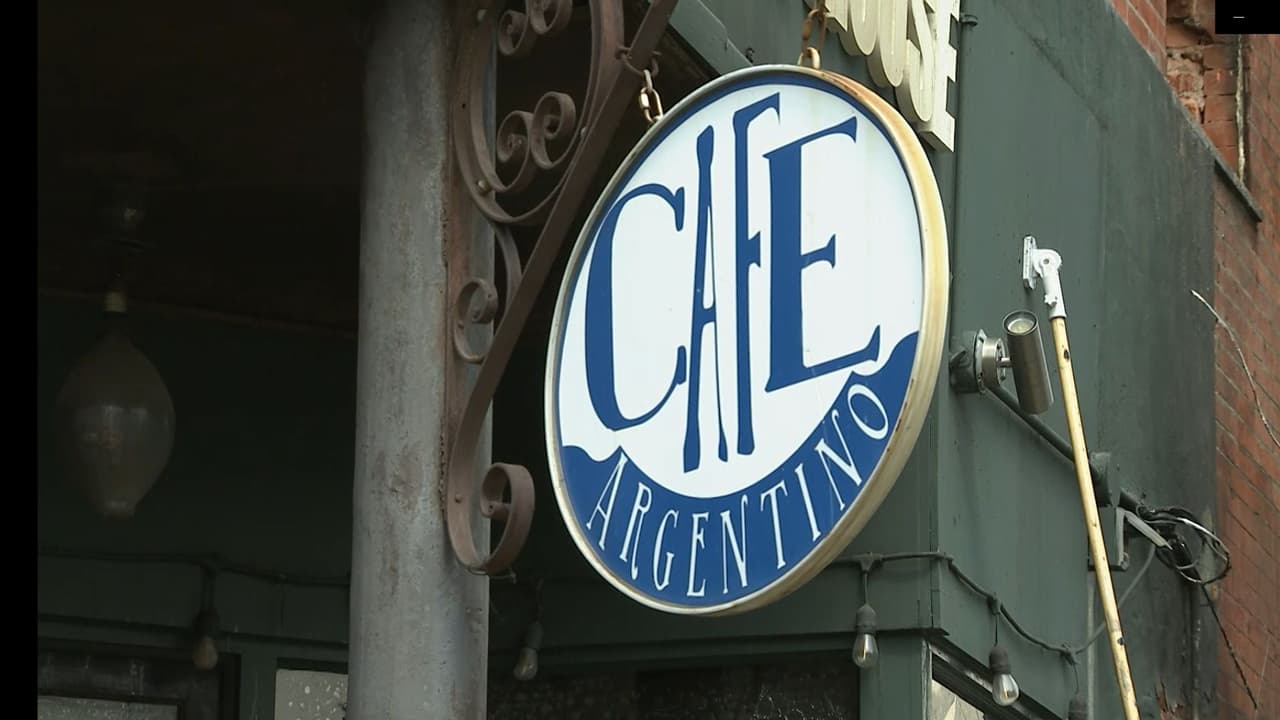 <b>Las llamas fueron reportadas a las 3:45 de la madrugada en un restaurante</b> ubicado en el primer piso de un edificio de usos mixtos de tres niveles en Grand Street en el área de Williamsburg.