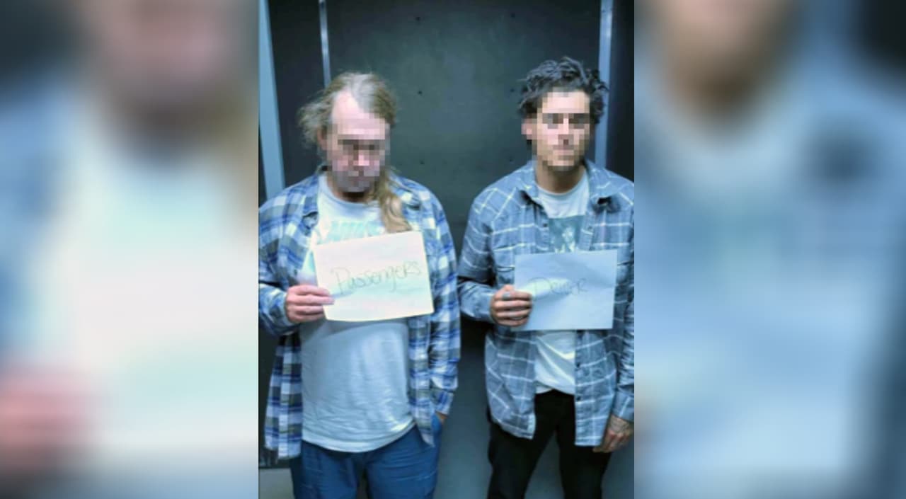 El conductor es un ciudadano estadounidense de 29 años, residente de Anaheim, California. Durante una búsqueda, los agentes descubrieron 0,72 gramos de heroína, cuatro gramos de metanfetamina, tres gramos de marihuana, 10 piezas de parafernalia, varias tarjetas de crédito, licencias de conducir y otras formas de identificación probablemente falsas y robadas. También había una máquina impresora que puede haber sido utilizada para hacer documentos fraudulentos.