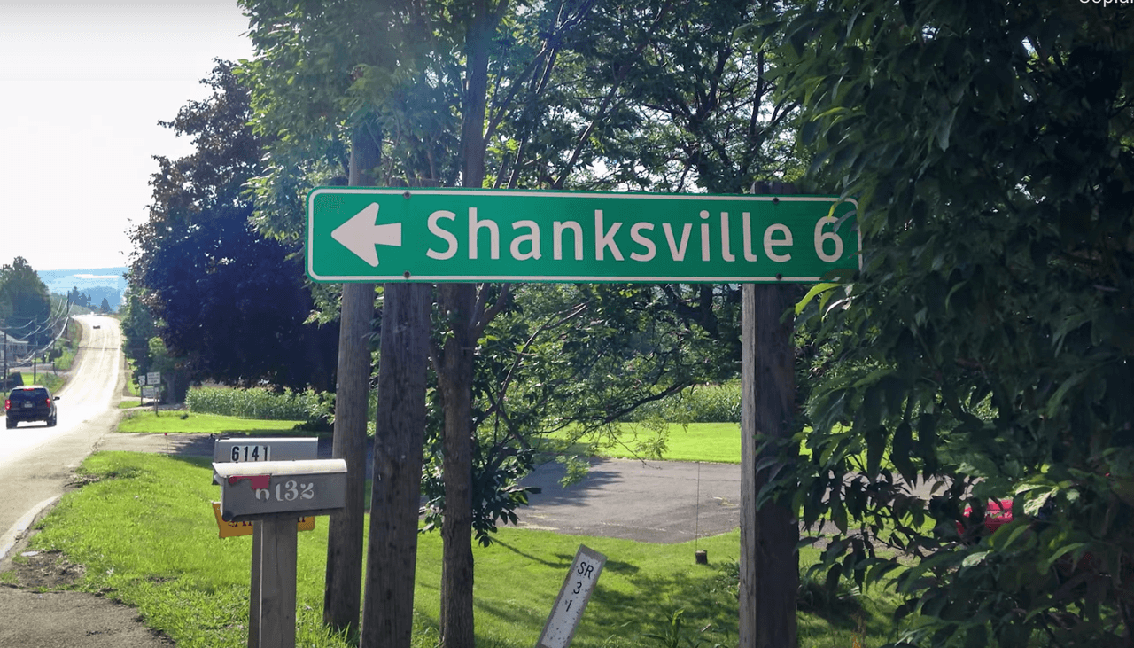 <h3 class="cms-H3-H3"><b>El vuelo 93 de United Airlines</b></h3>
<br>
<br>Durante la lucha por el control de avión, los terroristas estrellaron la nave contra un terreno en un área rural en Stonycreek Township, cerca de Indian Lake y Shanksville, a unas 65 millas (105 km) al sureste de Pittsburgh y 130 millas (210 km) al noroeste de Washington, D.C.