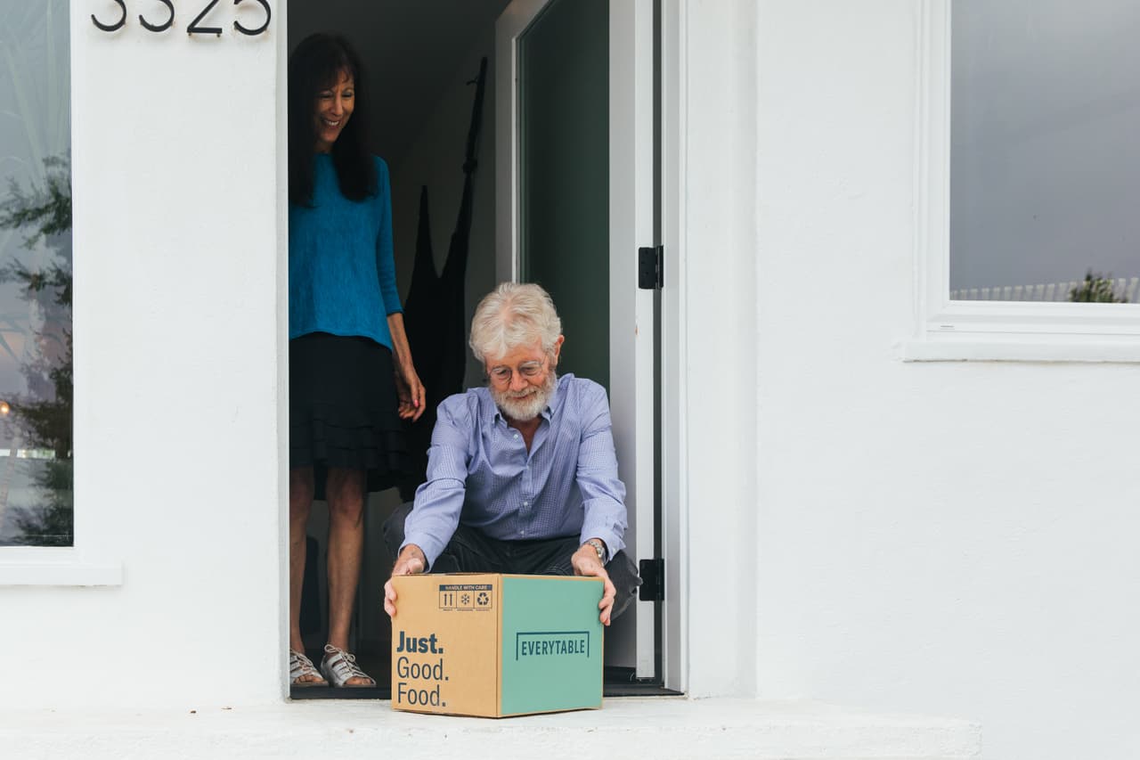 El departamento que se encarga de los asuntos relacionados con personas de la tercera edad en la ciudad de Los Ángeles, conocida en inglés como 
<a href="https://aging.lacity.org/" target="_blank">Department of Aging</a>, nuevamente une esfuerzos con “Everytable”, una empresa cuya misión es preparar y entregar comida gratis, frescas y nutritivas para las personas mayores de 60 años.