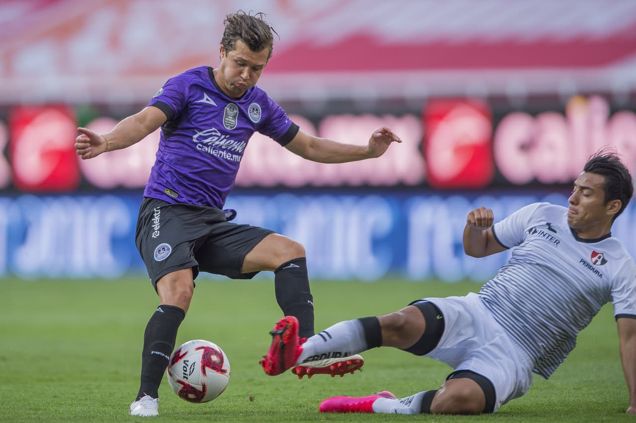 El partido comeinza a calentarse con fuertes entradas poor parte de ambos equipos.