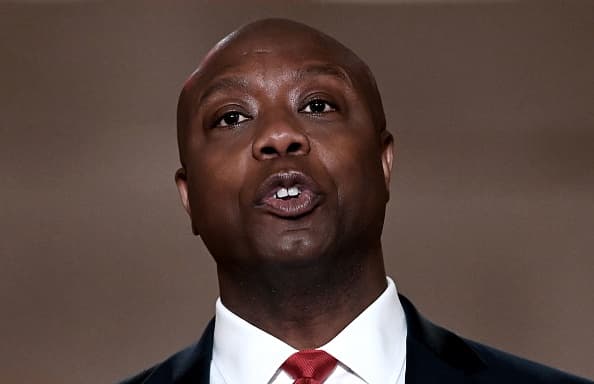 <h2 class="cms-H2-H2">Tim Scott - senador por Carolina del Sur</h2>
<br>
<br>Scott, el primer y único senador afroamericano del Partido Republicano, acaba de ganar por 26 puntos su contienda para la reelección, lo que lo ubica en el grupo de ganadores republicanos de 2022 junto a Chris Sununu y Ron DeSantis. 
<br>
<br>En una reveladora declaración, Scott dijo de su difunto abuelo, quien votó por Barack Obama, que deseaba “que hubiera vivido lo suficiente para ver quizás a otro hombre de color elegido presidente de los Estados Unidos”, y agregó que esta vez será “republicano”. 
<br>