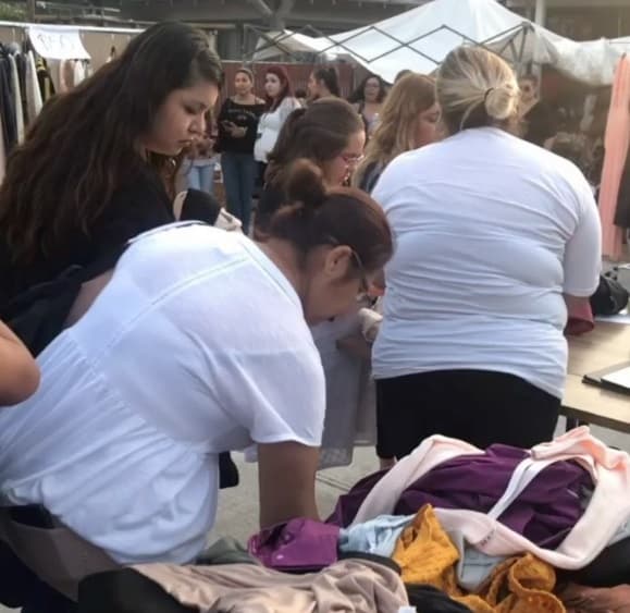 Largas filas de mujeres llegaron a la venta de garage de este fin de semana en Corona, California.