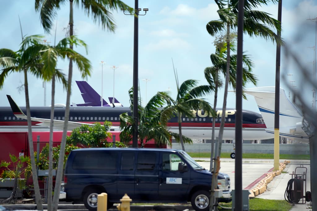 El expresidente escribió desde su plataforma de redes sociales Truth Social antes de que su avión, con el nombre TRUMP, despegara en un vuelo que duró alrededor de tres horas.