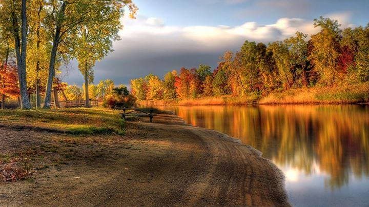 <b>Presque Isle State Park</b>: La orilla del lago Erie en Presque Isle State Park muestra muchos colores otoñales impresionantes. Descubre la belleza de esta península de 3,200 acres mientras se enrosca en el lago, ofreciendo una amplia variedad de experiencias otoñales.