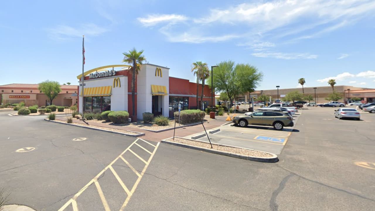 Un día después, 
<b>habría secuestrado y apuñalado a la empleada de un McDonalds de Scottsdale</b>, donde fue finalmente arrestado por las autoridades locales.
<br>
